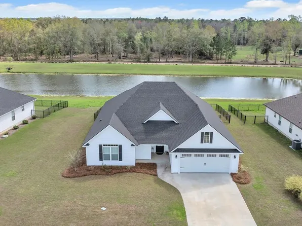 4017 Landings Cir, Hahira, GA 31632