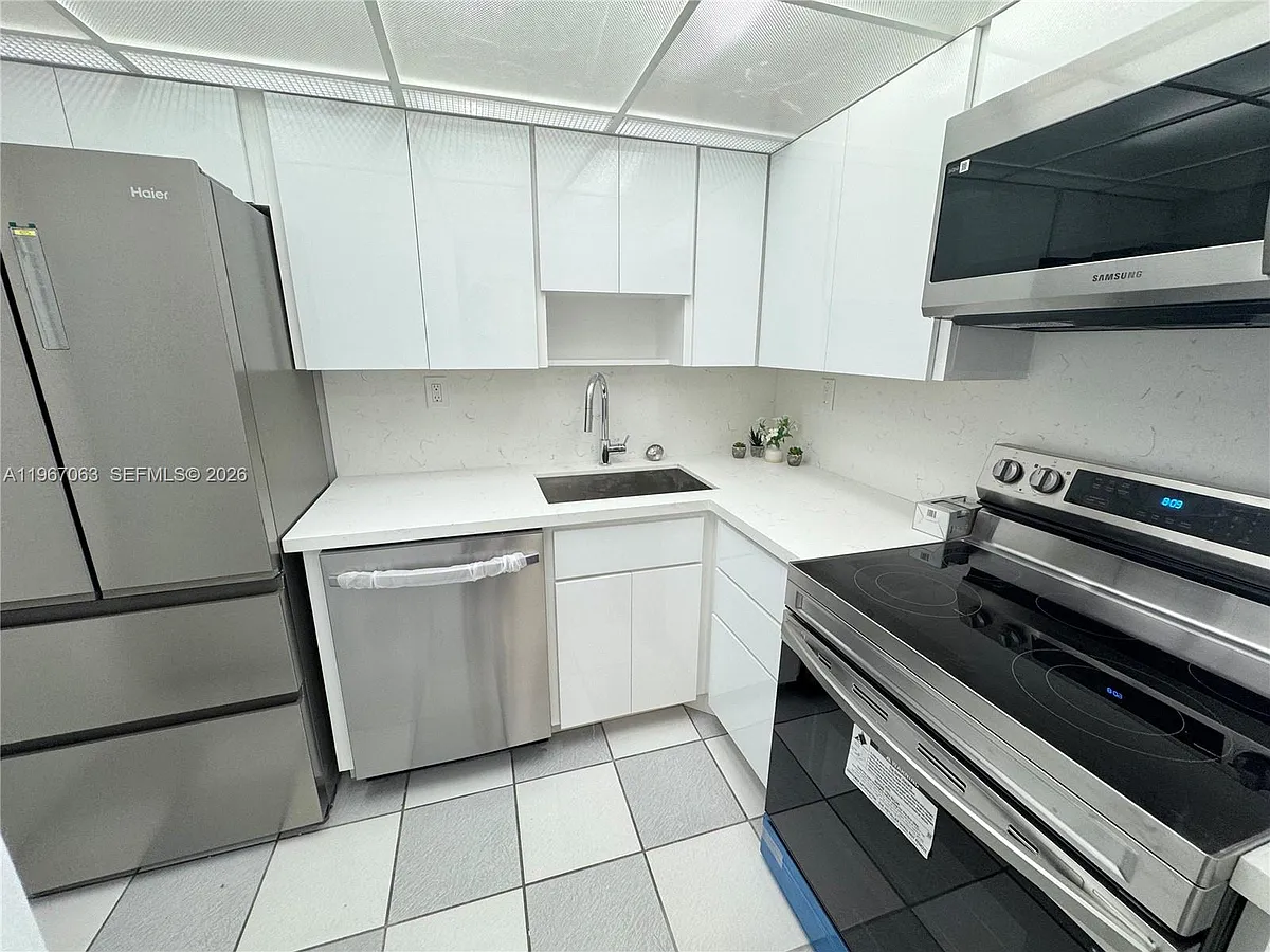 Building Photo - 2899 Collins Ave #740