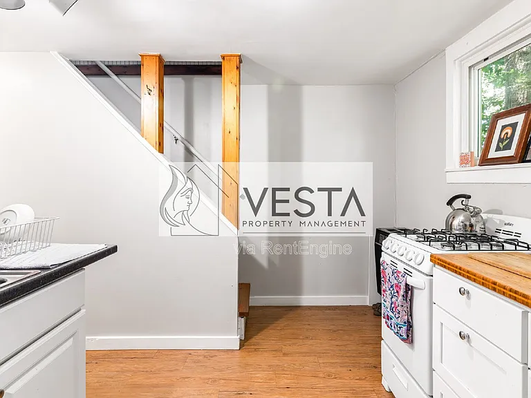29 Ivy St N — Photo 6