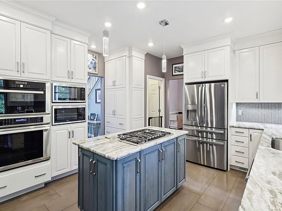 5th image of 240 Tiffany Dr