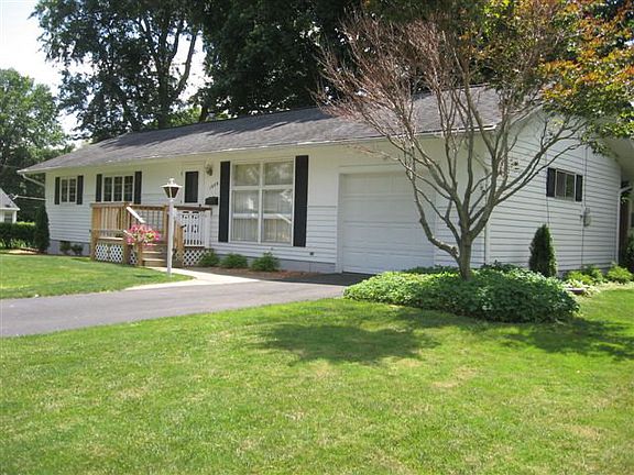 4th image of 1009 Hoover Dr