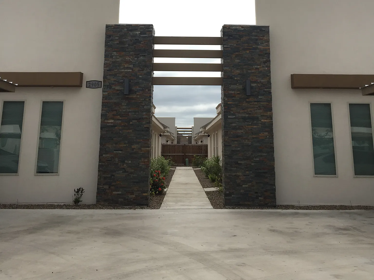 2 bed, 1000 sqft, $1,100 — Photo 1