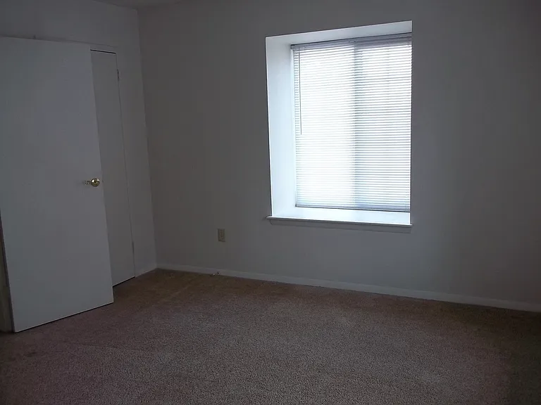 Windsor Gardens Apartments — Photo 42