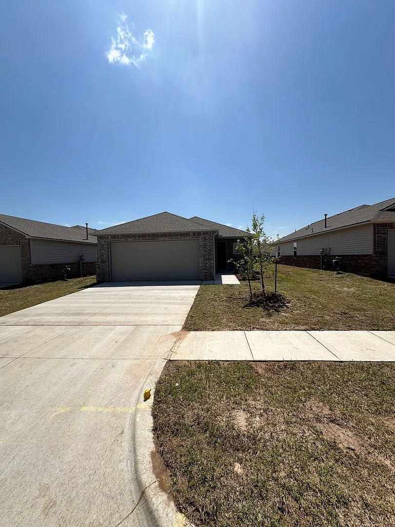 Step Right Up to Savings! | Save $250 on Your First Month's Rent + 4-Bedroom, 2-Bath Home with Fe... — Photo 3