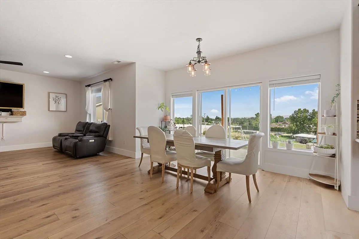 4 bed, 2643 sqft, $2,775 — Photo 4