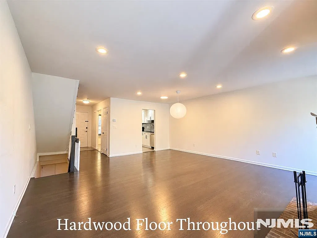 3 bed, 2.5 bath, $4,400 — Photo 3