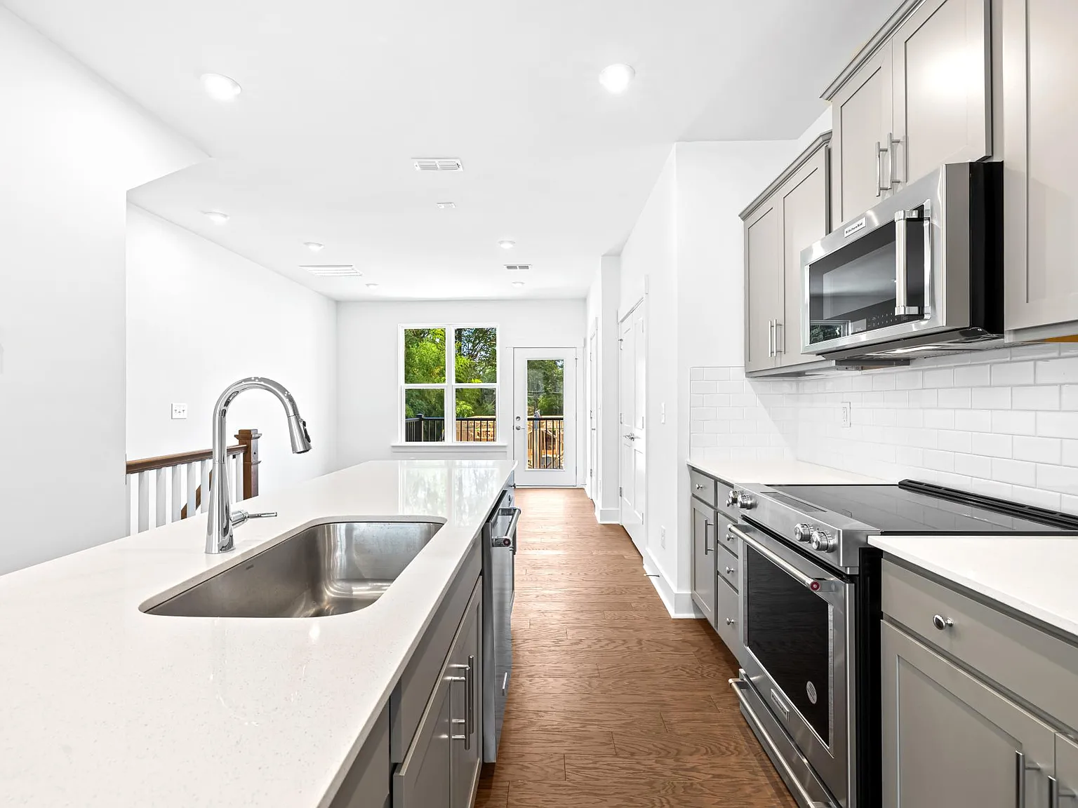 3 bed, 3.5 bath, 1523 sqft, $2,495 — Photo 4