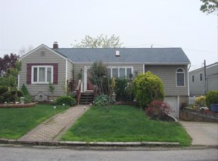 434 Deauville Pkwy, Lindenhurst, NY 11757