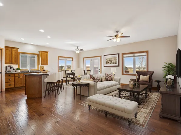 1008 8th St SW, Dyersville, IA 52040