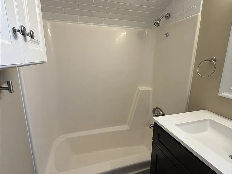 1154 Eisenhower Dr — Photo 25