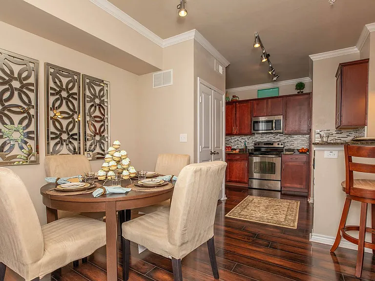 Bel Air on Maple — Photo 18