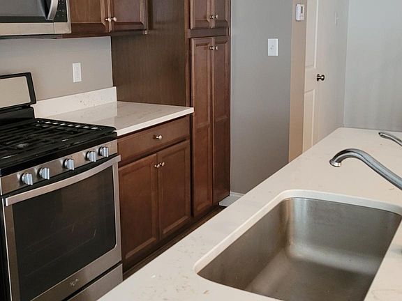 5th image of 313 Parade St