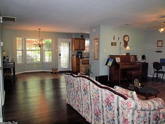 4th image of 1407 Westhampton Dr