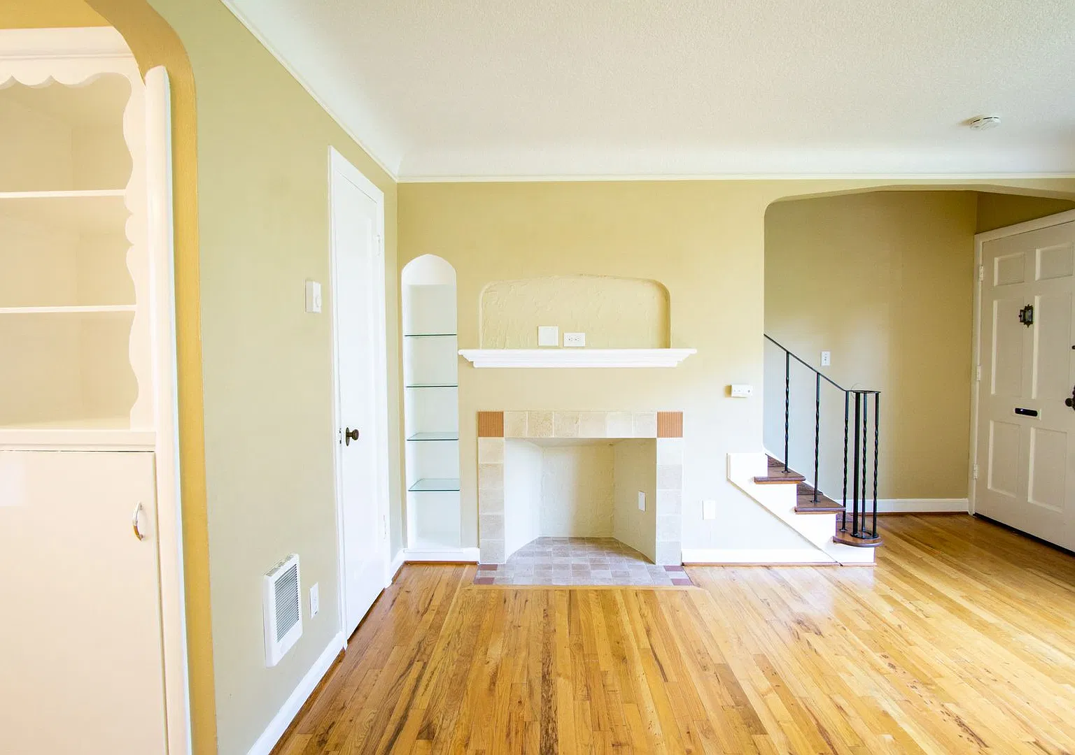 Beautiful Mid-Century 2 Bedroom Townhouse Ready Early December! — Photo 4