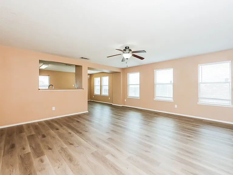 1324 Burleson St — Photo 3