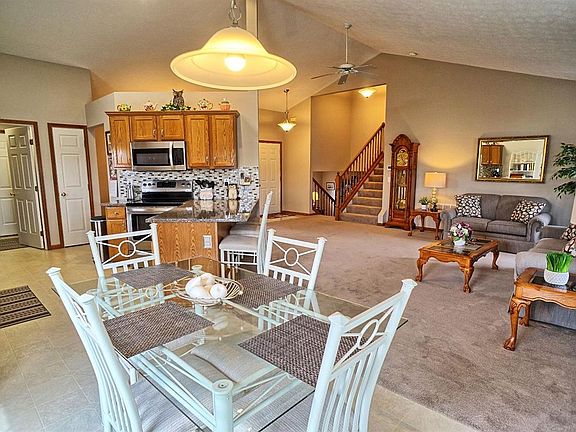5th image of 42 Field Crest Dr