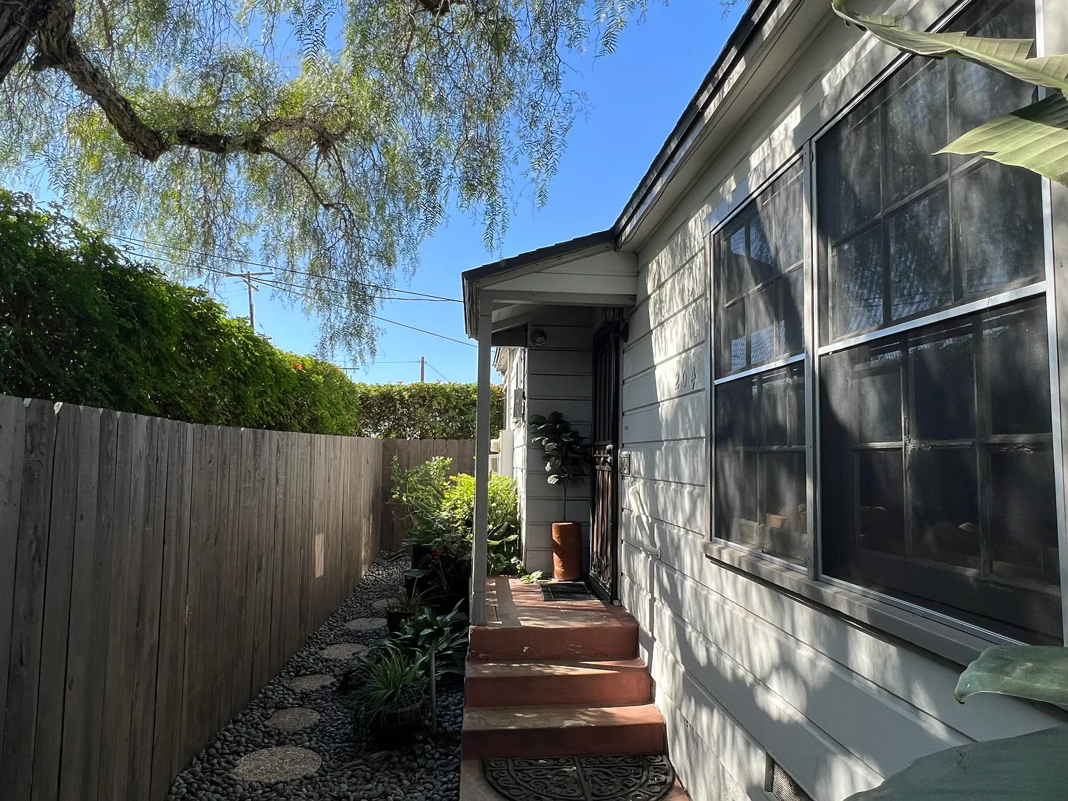 204 W Lewis St — Photo 4