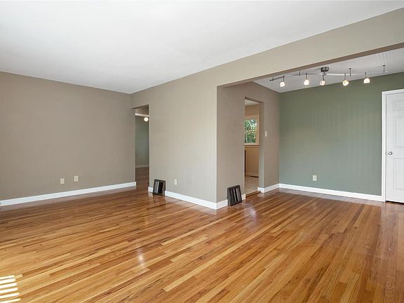 5th image of 10621 Saint Philip Ln