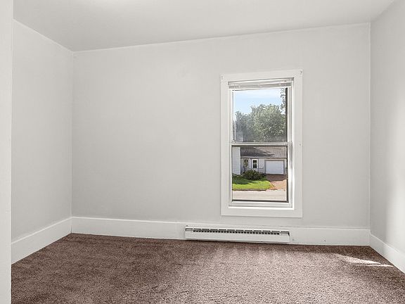 4th image of 564 Newbury St