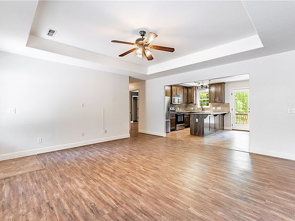 3rd image of 15 Duxford Cir