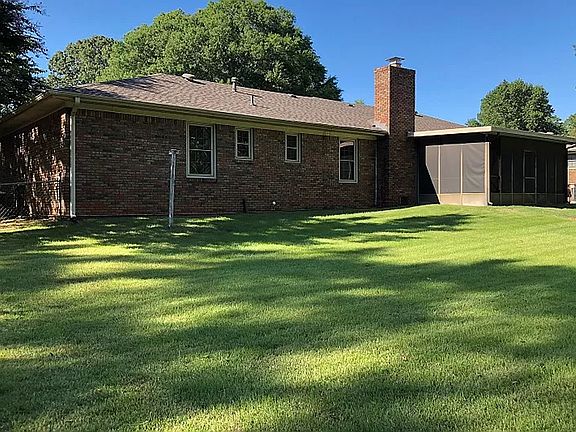 3rd image of 402 Robinhood Dr