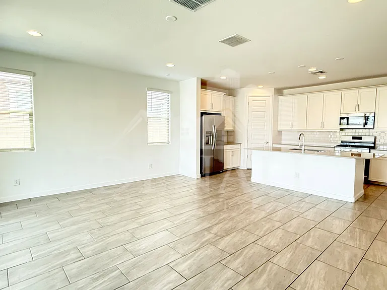 1636 W Estes Way — Photo 6