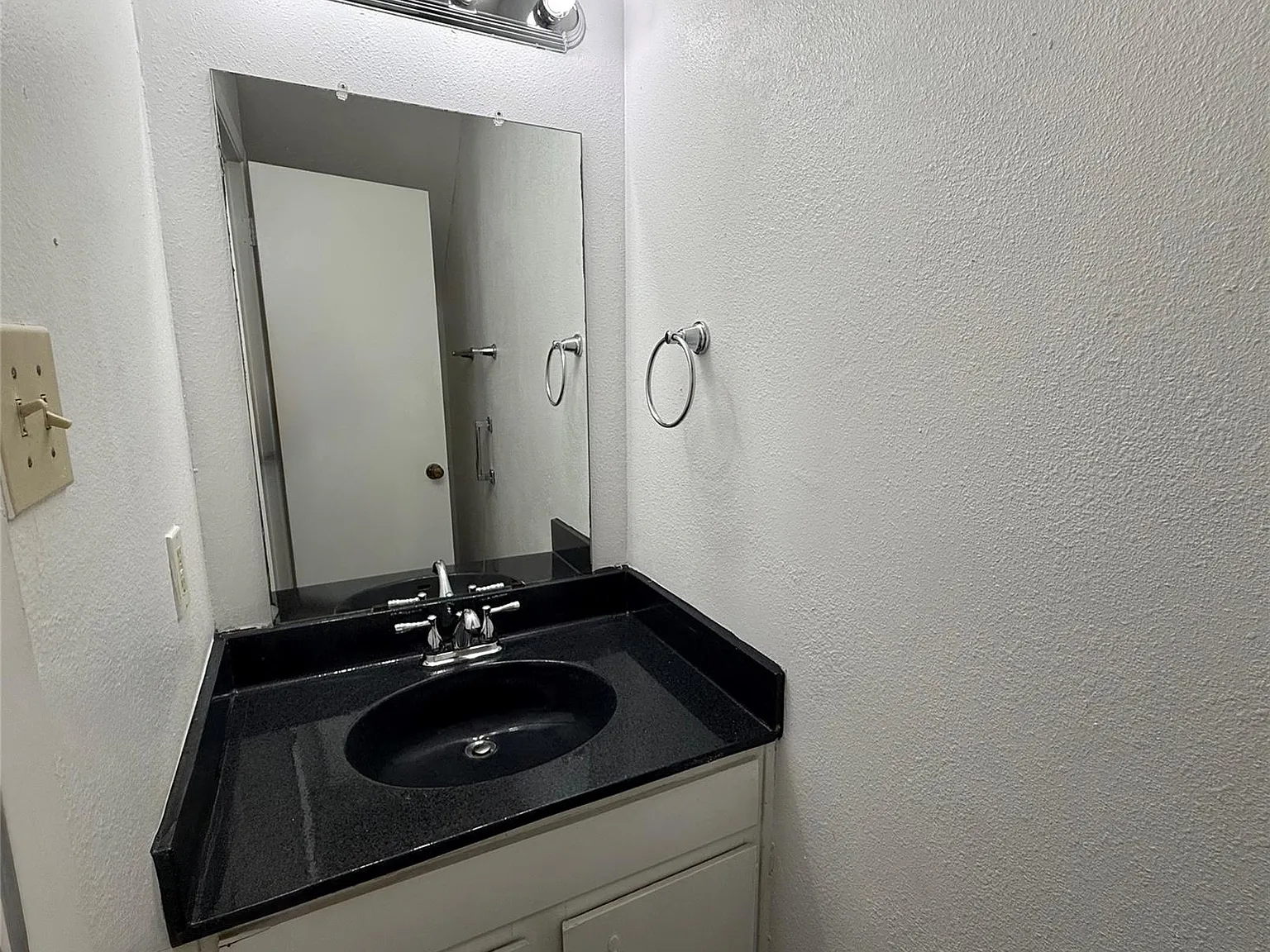 2 bed, 2.5 bath, 1150 sqft, $1,345 — Photo 4