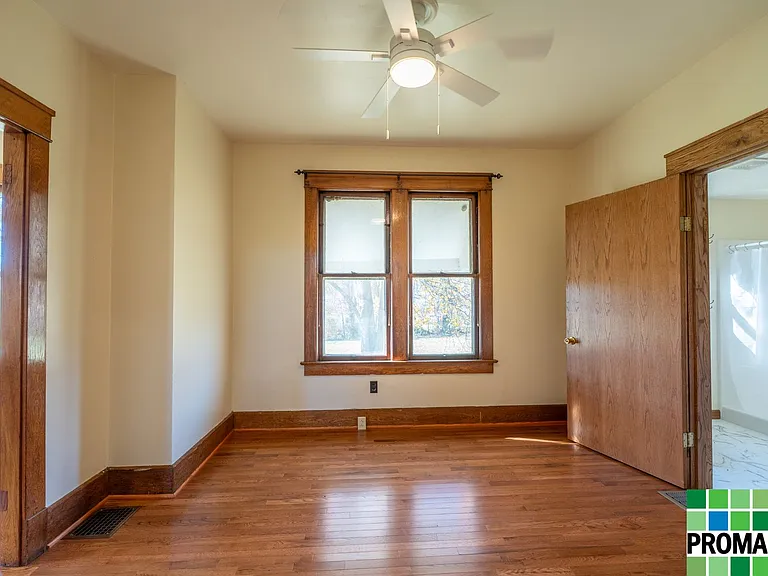 21 Moore Ave — Photo 8