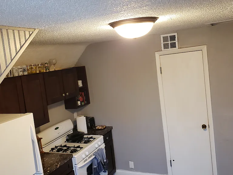 137 4th Ave S #2 — Photo 9
