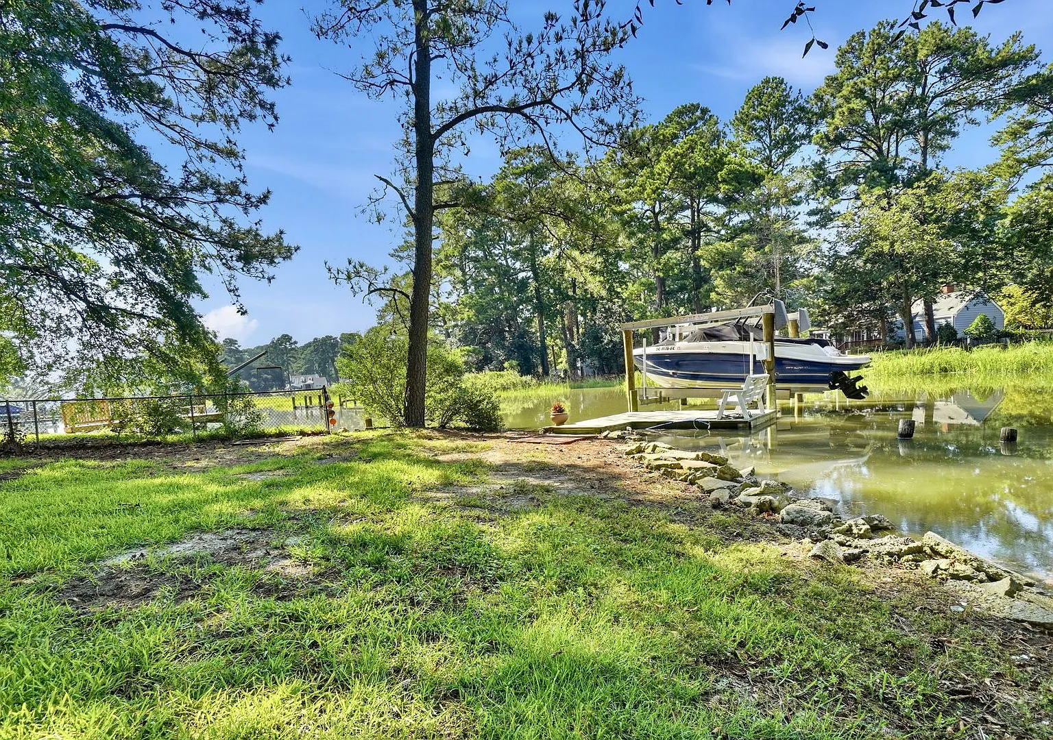 A Waterfront Home w/Dock! Ready 10-15-26! A Darling Cape Cod - Pet Friendly - Fenced - Detached G... — Photo 4