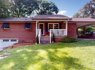 102 Osteen Dr, Hendersonville, NC 28792