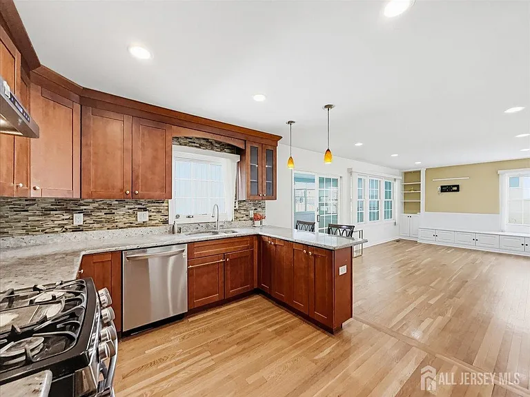 37 Jersey Ave — Photo 11