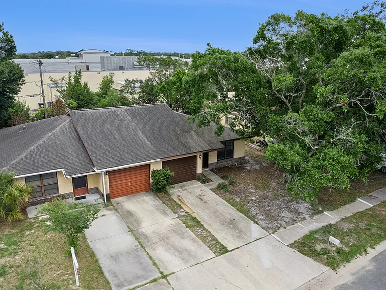 145 E Towne Pl — Photo 23