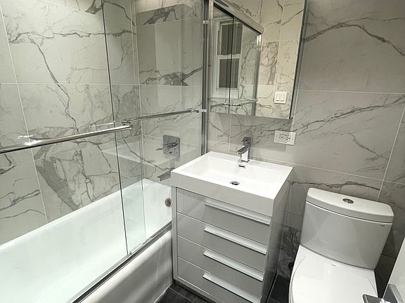 3rd image of 321 E 43rd St APT 315
