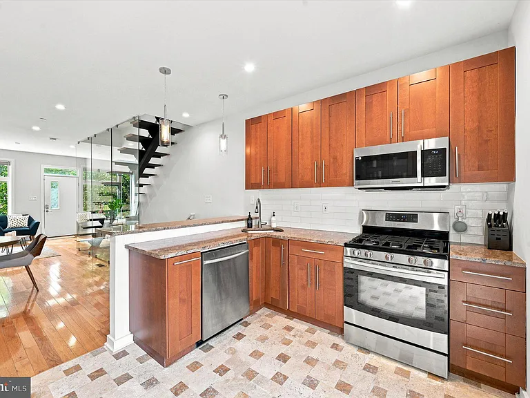 2719 Cambridge St — Photo 1