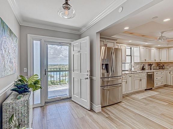 4th image of 400 Beach Rd APT 702