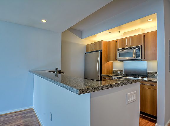 4th image of 321 10th Ave Unit 1806