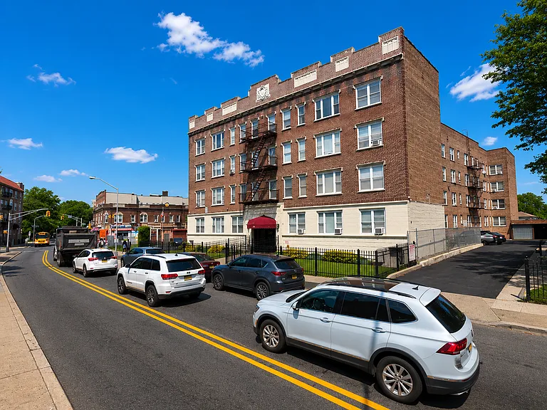 146 N Grove St — Photo 17