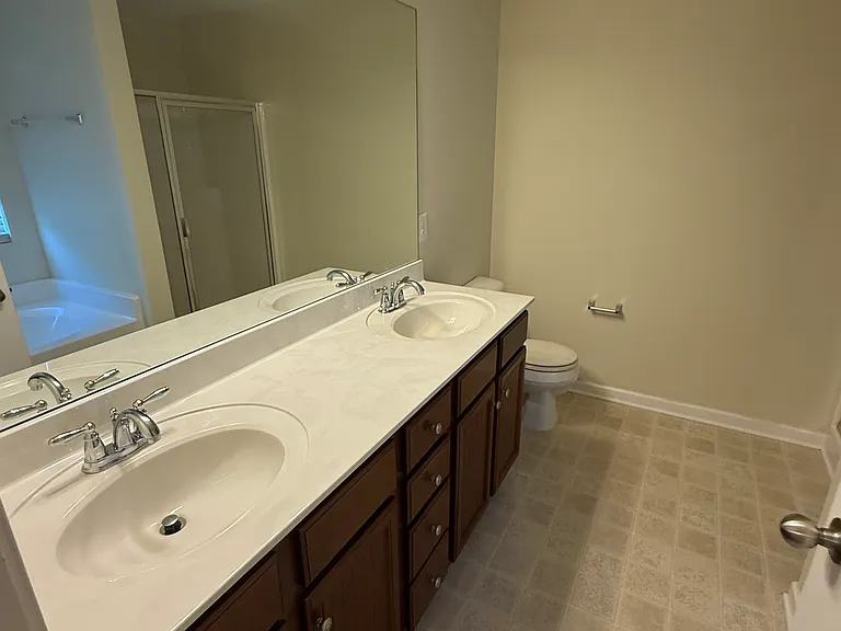 1629 Robindale Dr — Photo 9