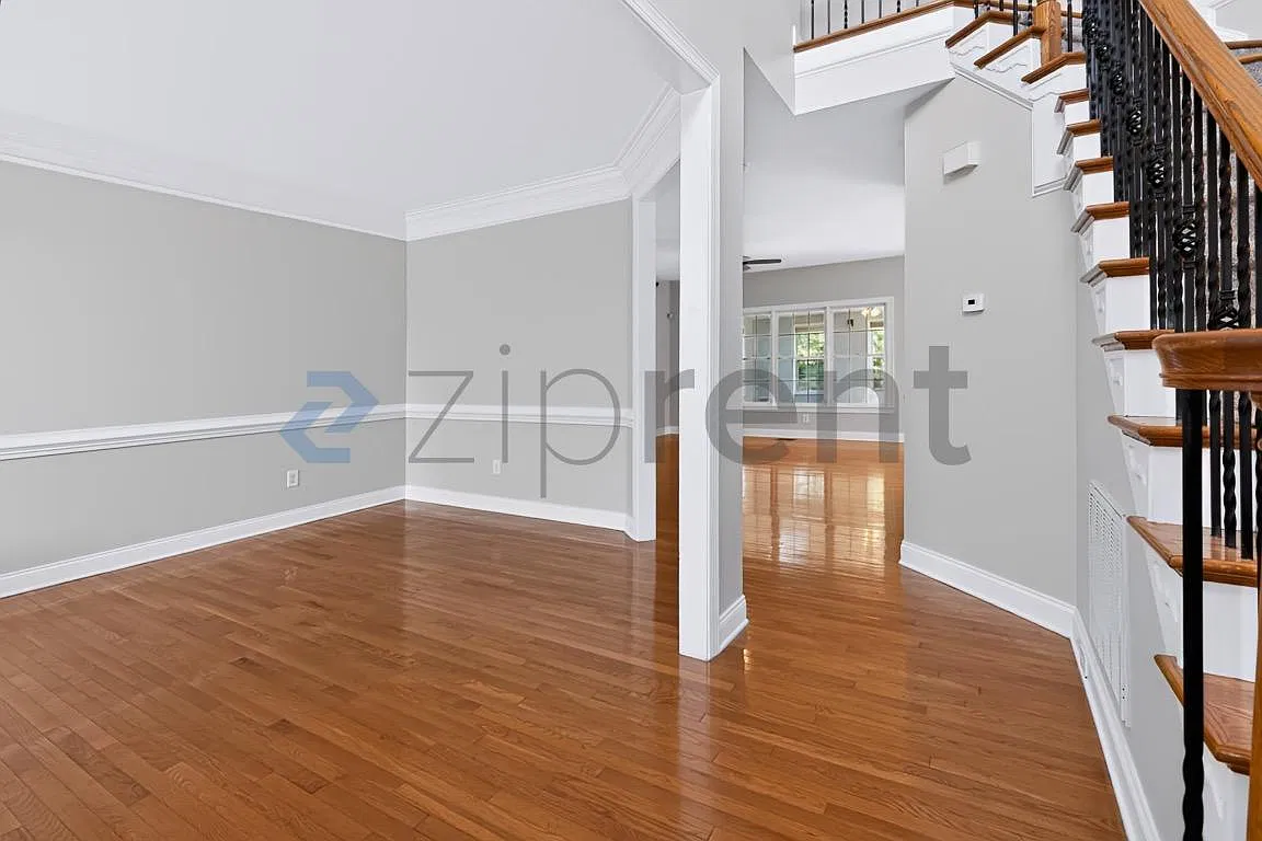 4 bed, 4200 sqft, $4,425 — Photo 3