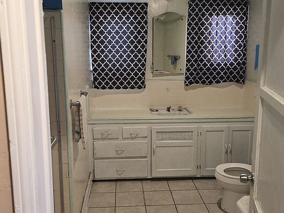 3rd image of 1532 N Waterman Ave