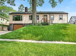 1516 Lincoln Rd, Bettendorf, IA 52722