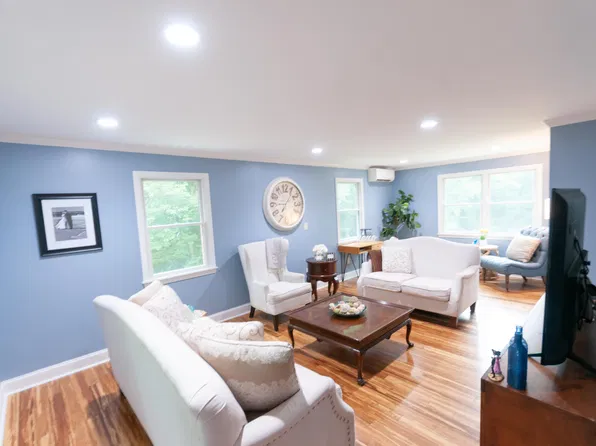 661 Kings Factory Rd, Charlestown, RI 02813