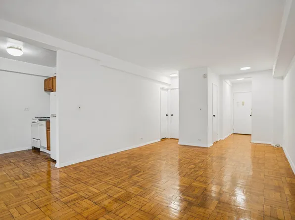 225 East 46th Street image 2 of 8