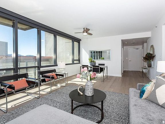 2nd image of 260 King St Unit 819