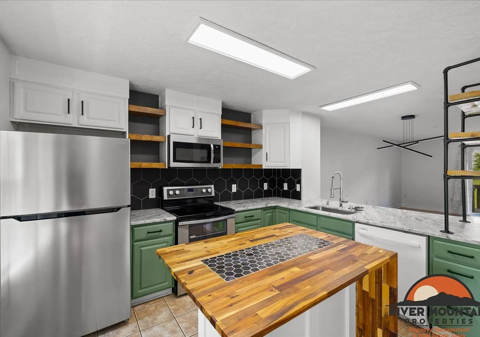 Modern Townhome in Oak Tree Community — Photo 2