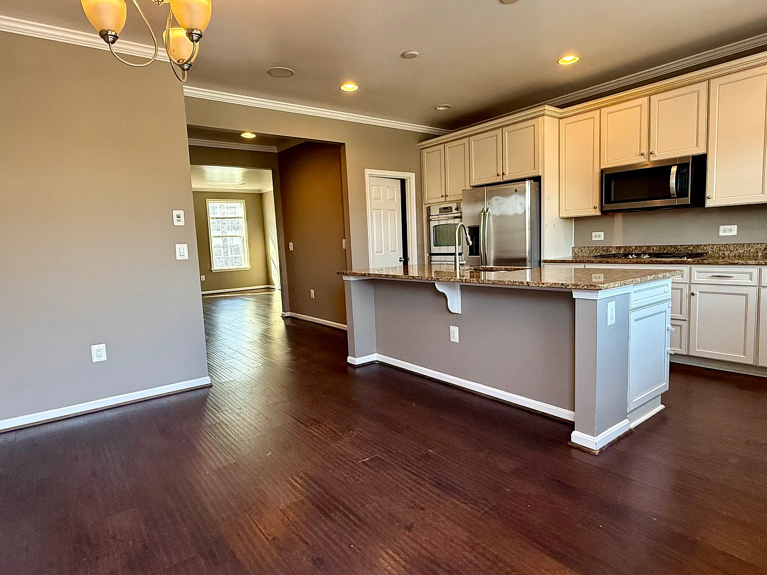 4 bed, 3.5 bath, 2360 sqft, $2,975 — Photo 4