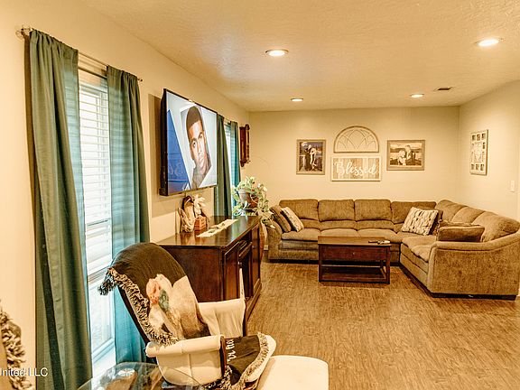 4th image of 2230 Sandalwood Pl