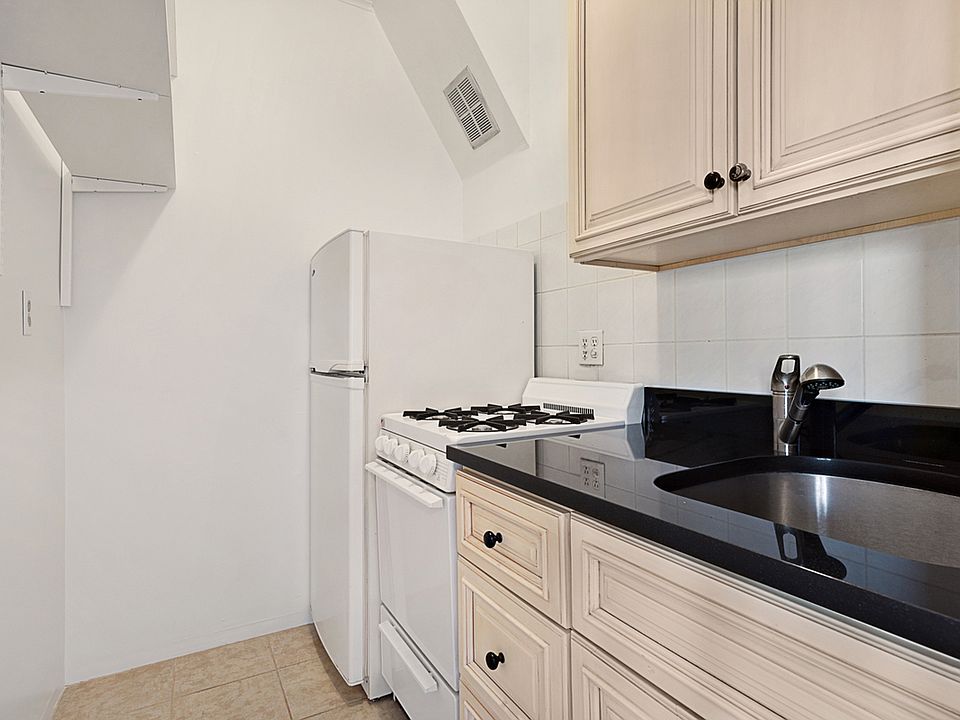 2nd image of 168 Lincoln Pl #6