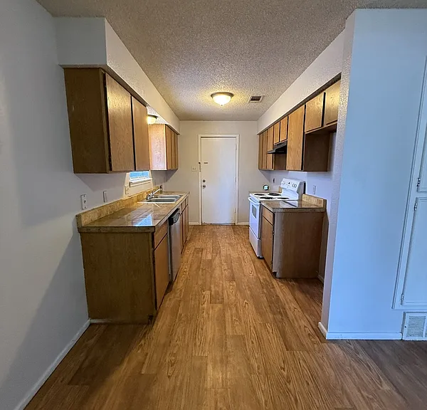 2105 S Loop 289 — Photo 8